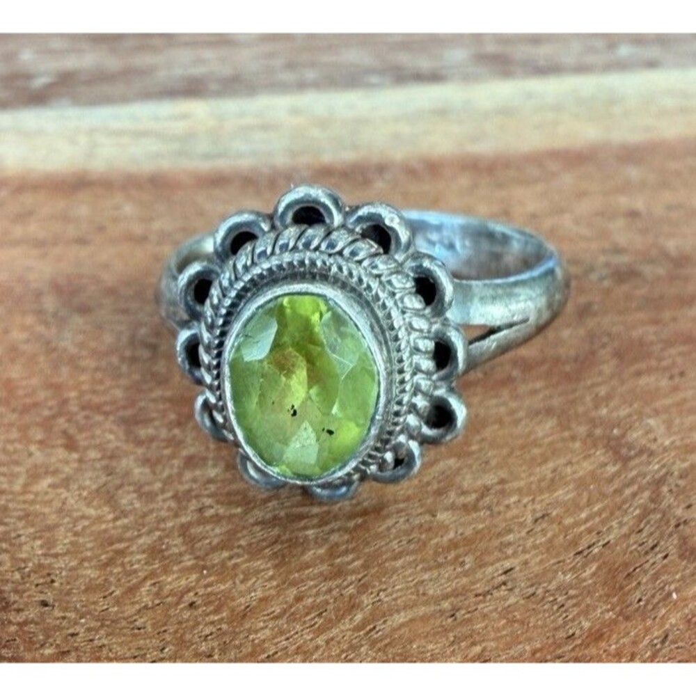 Vtg scalloped 925 Sterling Silver Natural Oval Green Peridot Boho Ring Women 6